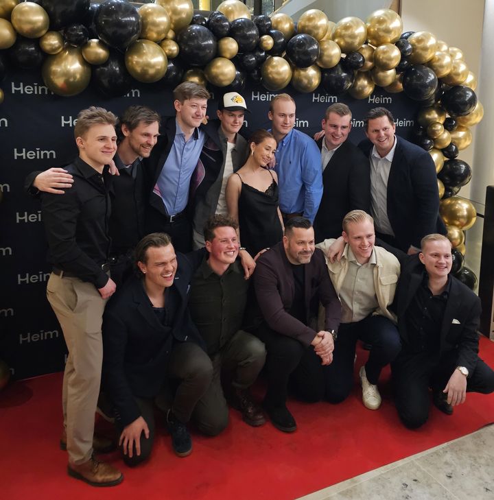 Hovedpersonene i "Elektrikerne" sesong 2 på premierefesten