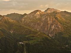 The picture shows a mountain landscape with a tuberculosis sanatorium to the lower left.