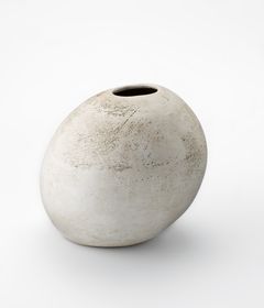 Anne Udnes, Vase for the restaurant Maaemo, Oslo, 2015.