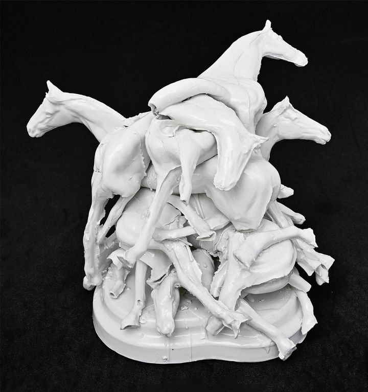 An%20object%20showing%20a%20pile%20of%20horses%20in%20molded%20and%20glazed%20porcelain%20put%20on%20top%20of%20each%20other.