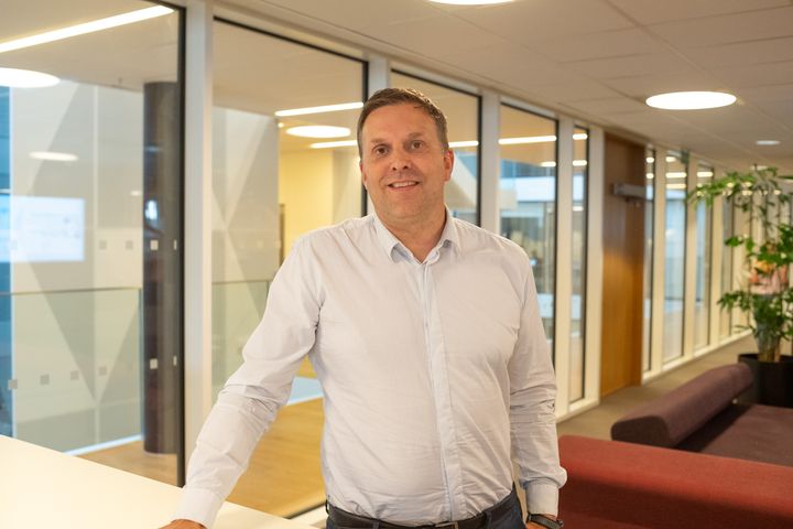 Svein Rasmussen, pensjonsekspert og kursansvarlig i Statens pensjonskasse, stående i kontorlokaler.