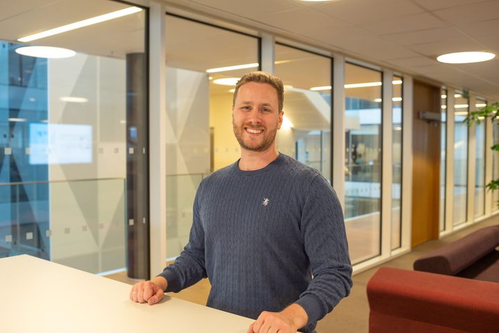 – Om du jobber og tar ut pensjon samtidig, kan skatten bli høyere. Derfor er det viktig å selv sjekke og endre skattekortet hos Skatteetaten, slik at du får riktig skattetrekk gjennom året, sier SPKs pensjonsekspert, Lars Martin Bjørnsrud Hopmoen.