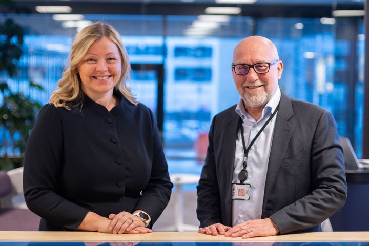 Arbeids- og inkluderingsminister Kjersti Stenseng besøkte Statens pensjonskasse i dag, der administrerende direktør Tomas Berg presenterte nye tall som viser at pensjonsreformen virker.