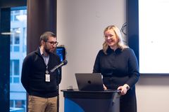 Azimjan Ulatenov i Statens pensjonskasse demonstrerte for statsråden hvordan pensjonskalkulatoren og pensjonssøknaden fungerer i praksis, og hvilken hjelp og informasjon brukerne får underveis for å kunne gjøre gode valg ut ifra sine ønsker og livssituasjon.