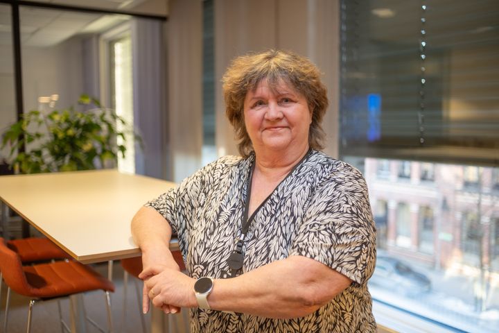 Gry Moe i Statens pensjonskasse gleder seg til å fortsette å jobbe, etter at aldersgrensen i staten og kommunene er hevet til 72 år.