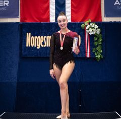 Josephine Juul Møller med kongepokalen Foto: Tatiana Torset
