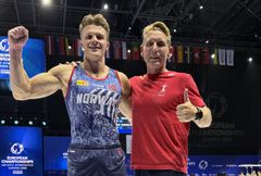Sebastian Sponevik jubler sammen med trener Espen Jansen