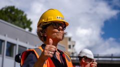 Ordfører i Bærum Lisbeth Hammer Krog markerte anleggsstart med å fyre av den første sprengningssalven i Hamangfjellet.