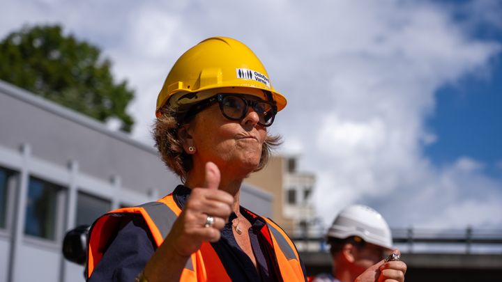 FØRSTE SALVE: Ordfører i Bærum, Lisbeth Hammer Krog, fyrte av første salve og markerte anleggsstart i Hamangfjellet. Nå rigger Oslofjord Varme for at flere tusen nye innbyggere i Sandvika og Bekkestua skal få fjernvarme med energi fra avløpssvannet. Foto: RedAnt/Oslofjord Varme.