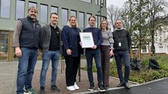 Fornøyde mottakere av Outstanding-sertifikatet. Fra venstre: Stein Inge Jærnes, kommunikasjonssjef, Backe - Robin Stenberg, anleggsleder, Backe Romerike - Odd Arne Lian, prosjektsjef, Bane NOR Eiendom - Sara Louise Kvitberg, prosjektleder, Bane NOR Eiendom - Viel Sørensen, sertifiseringssjef, Grønn Byggallianse - Terje Øverby, byggeleder, Sweco