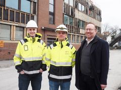 Godt fornøyd med at arbeidet med å fjerne dagens fasade er i gang. Fra venstre prosjektingeniør Kristian Fosså, prosjektleder Aleksander Thrane Lura og markedsdirektør i Smedvig Eiendom, Sjur Christian Monsen