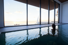 Svømmebasseng med vakker utsikt over havet