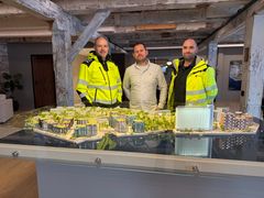 Modellen illustrerer hvordan Hegreneset skal bli. F.v. Prosjektsjef Bjørnar Tomassen i Backe Bergen, prosjektleder Stig Erik Skaar i Gjelsten Bolig og leder prosjektutvikling Anders Tønder Henriksen i Backe Bergen.