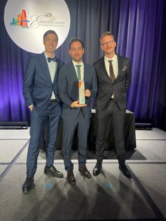 Stolte mottakere av ACI Excellenbce Award for Repair and Restoration. Fra venstre Thor-Øyvind Lehnmann (Backe), Fran Blasco (Degree of Freedom) og Simon Hartveit (Backe)