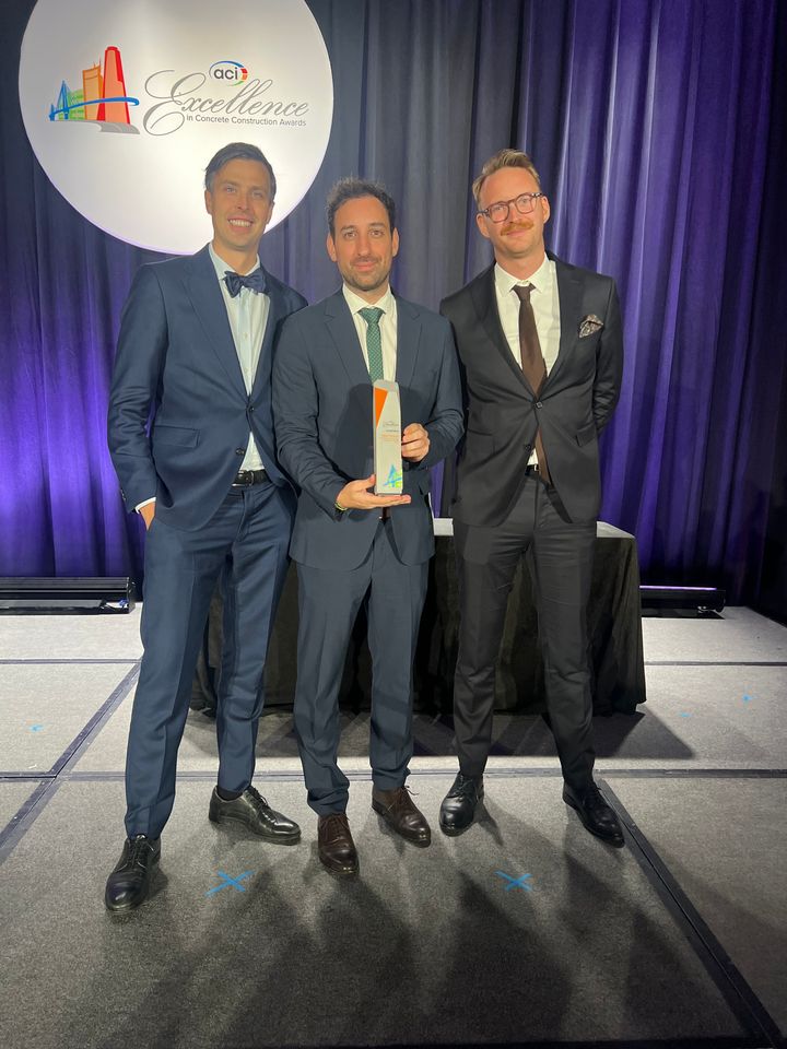 Stolte mottakere av ACI Excellenbce Award for Repair and Restoration. Fra venstre Thor-Øyvind Lehnmann (Backe), Fran Blasco (Degree of Freedom) og Simon Hartveit (Backe)