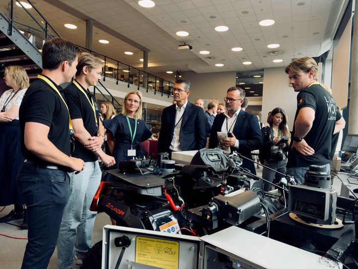 Konsernsjef og administrerende direktør i Kongsberg Gruppen, Geir Håøy, og Line Spiten, Ordfører i Kongsberg, møtte sommerstudenter under Internship Exhibition 2024