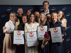Kongsberg Gruppen, GKN Aerospace, og Kongsberg Automotive, sammen med Kongsbergordfører Line Spiten, under årets Universum Awards 2025