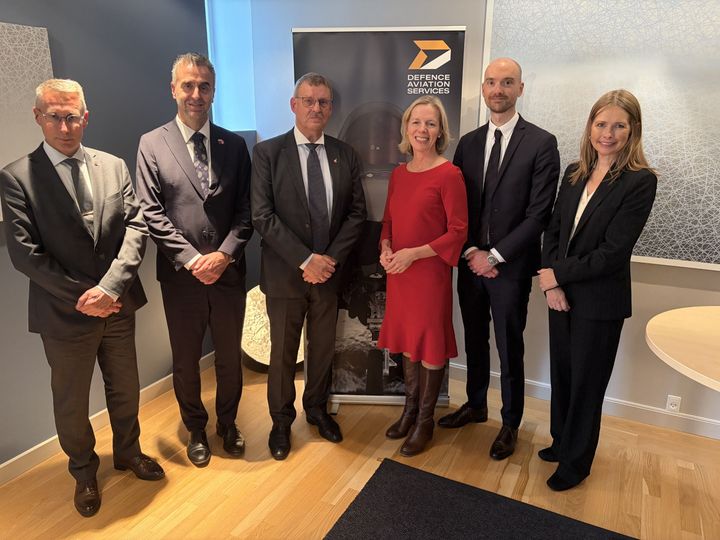 Oscar Cosman Brøndum, daglig leder i Defence Aviation Services, Marte Gerhardesen, statssekretær i Forsvarsdepartementet, oberst Klavs Mundt, investeringssjef i DALO.