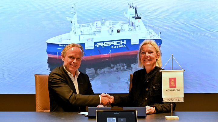 Jostein Alendal, CEO of REACH Subsea and Lisa Edvardsen Haugan, President of Kongsberg Maritime at the contract signing in Oslo.
