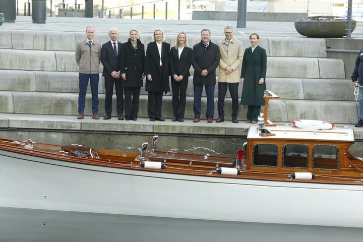 Kongsberg Maritimes ledergruppen foran Kongesjaluppen.