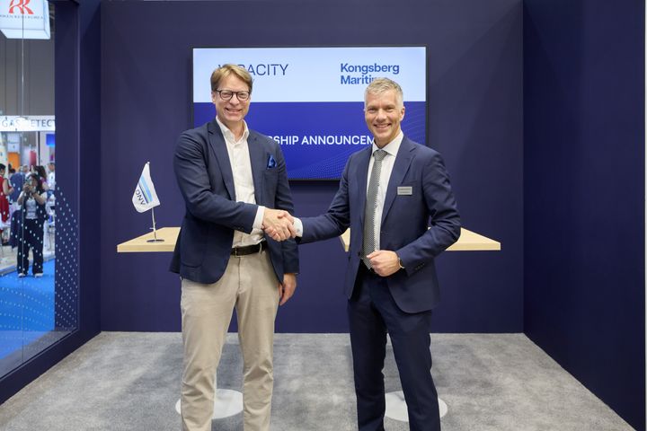 Mikkel Skou, Executive Director Veracity by DNV i DNV (venstre) og Anders Bryhni, Senior Vice President Digital Ocean i Kongsberg Maritime, signerte avtalen på Posidonia 2026, Athens.