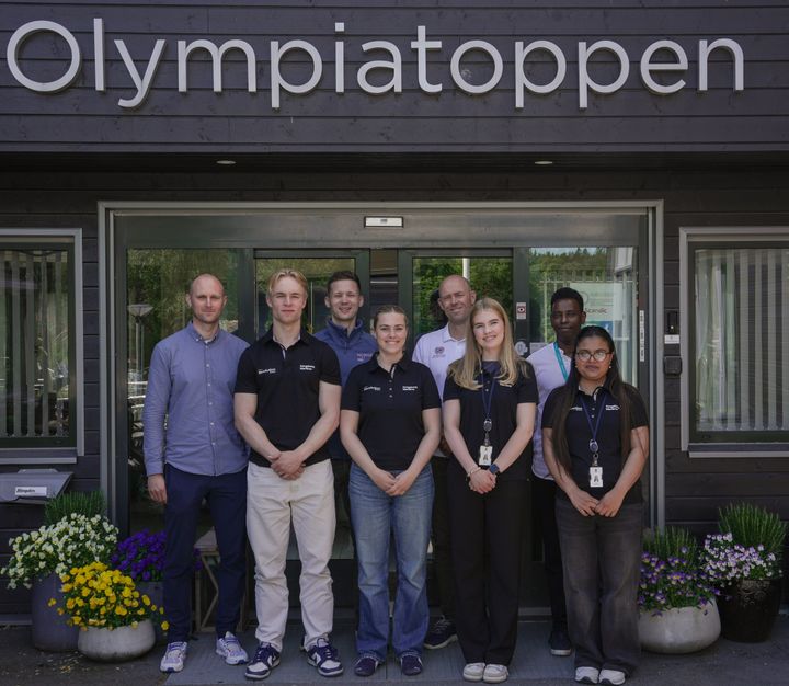 Årets summer interns sammen med teamet fra Norges Seilforbund og Olympiatoppen. På bildet fra venstre; Hermann Tomasgaard , Einar Aarnæs, Fredrik Mentzoni, Madeleine Negård, Eirik Verås Larsen, Amalie Skjæret, Burhaan M. Hassan og Pragathi Gopalakrishna.