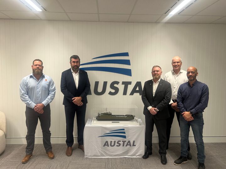 Signering av kontraken med Austral. Fra venstre: Kongsberg Maritime’s Naval Program Manager Neil Butler and Sales Manager - Oceania, Richard Dreverman, Austal Defence Australia Executive Chairman Gavin Stewart, SSA Chief Engineer Tim Speer and Austal Defence Australia Category Specialist Kurt Stanley.