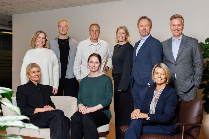 NYTT SAMARBEID: Kongsberg Maritime har valgt TRY til å utvikle selskapets nye logo og merkevareplattform. Her er kjerneteamet som jobber med prosjektet. Bak fra venstre: Merkevare- og designrådgiver Ragnhild Schei, designer Steven Redwood, designer Thor Erik Ramleth, prosjektleder Julie Gehrken, seniorrådgiver og kundeansvarlig Rune Thomas Ege i TRY, og kommunikasjonsdirektør Jon Berge i Kongsberg Maritime. Foran fra venstre: Brand Manager Rine Beito Prestegård, Senior Brand Manager Rebecca Jane Johansen og markedsdirektør Kjersti Løken i Kongsberg Maritime.