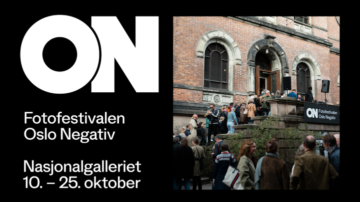 Alt tekst: En gruppe mennesker står i kø for åpningen av fotofestivalen Oslo Negativ 2025 på Nasjonalgalleriet.