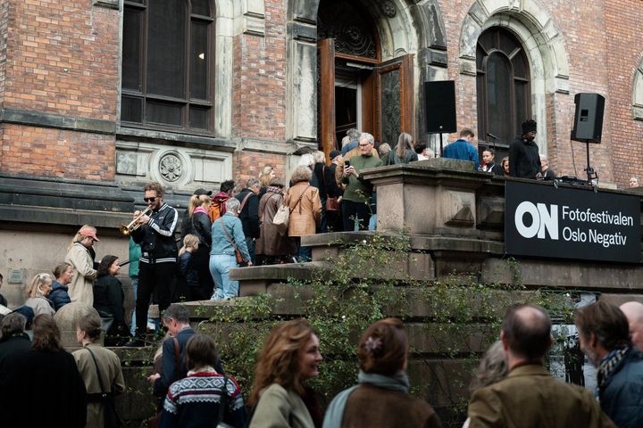 Kø på vei inn til åpningen av Oslo Negativ 2025