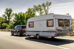 Tyske myndigheter krever at campingvogn har gyldig ansvarsforsikring. Kan du ikke dokumentere det med grønt kort kan det føre til bøter, kjøreforbud – og i verste fall avbrutt ferie.