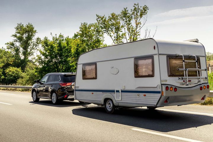 Tyske myndigheter krever at campingvogn har gyldig ansvarsforsikring. Kan du ikke dokumentere det med grønt kort kan det føre til bøter, kjøreforbud – og i verste fall avbrutt ferie.