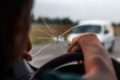 I fjor registrerte forsikringsbransjen rekordhøye 319.000 glasskader på motorkjøretøy, og alt tyder på at det blir langt flere i år.
