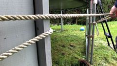 Det er nå du bør sikre alt av løse gjenstander utenfor boligen, før stormen kommer.