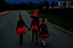 I kveld vil tusenvis av barn trekke ut i gatene i kveldsmørket.