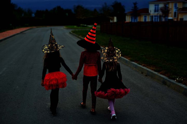 I kveld vil tusenvis av barn trekke ut i gatene i kveldsmørket.