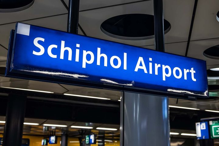 Kulde, snø og uvær har medført til omfattende kanselleringer på Schiphol flyplass.