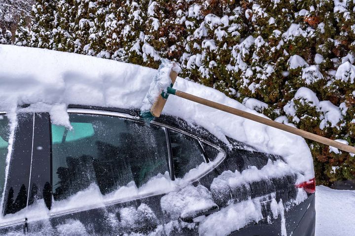Alle bilførere har ansvar for å fjerne snø og is fra bilen før man kjører ut i trafikken.