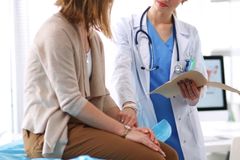 Tallene for Tryg viser at det er flere kvinner, 61 prosent, enn menn som har mottatt legehjelp i utlandet i årets vinterferie.