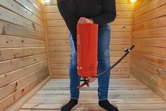 Man bør snu pulverapparatet opp ned ett par ganger i året for å unngå at pulveret klumper seg.