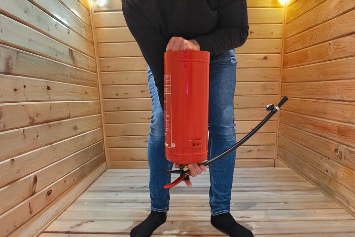 Man bør snu pulverapparatet opp ned ett par ganger i året for å unngå at pulveret klumper seg.