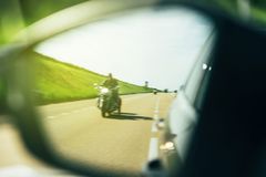 Motorsyklister er utsatt i trafikken, og mange bilførere er ikke like oppmerksomme om våren på å sjekke sidespeil.