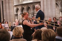 Prisvinner Guro Kitterød takket for prisen med å fremføre 2. sats av Rimskyj-Korsakovs trombonekonsert sammen med Musikkforeningen Nidarholm.