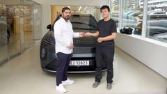 Markedssjef i NIO Norge, Vijay Sharma, overrekker nøkkelen til EL8 til Bjørn Nyland.