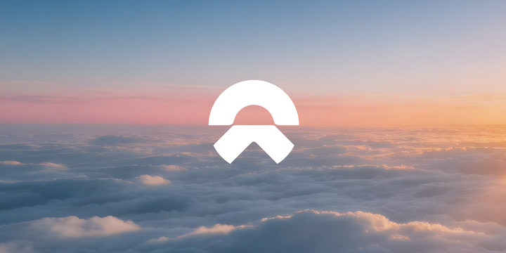 NIO logo og himmel