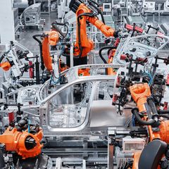 For å effektivisere utvikling og produksjon benytter fabrikken kunstig intelligens, digitale tvillinger og data fra NIOs batteribyttenettverk