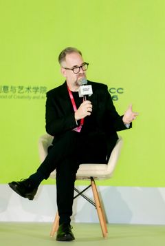 Ted Matthews fra AHO - på firelfy konferanse i Kina.