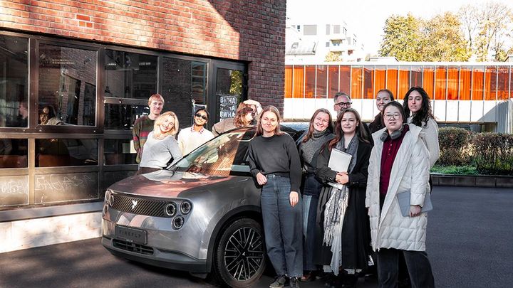 Tolv masterstudenter fra Arkitektur- og designhøgskolen i Oslo (AHO) samarbeider denne høsten med firefly og NIO Norge for å utforske hvordan norsk designkompetanse kan bidra til bedre opplevelser gjennom hele brukerreisen.