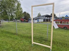 Prøvetakerer med bomullstråder skal fange opp avdrift og dråper som kommer gjennom luft. Prøvene analyseres på lab.