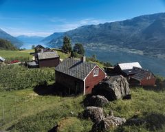 Hyllegard med flott utsyn over Sørfjorden i Ullensvang herad.